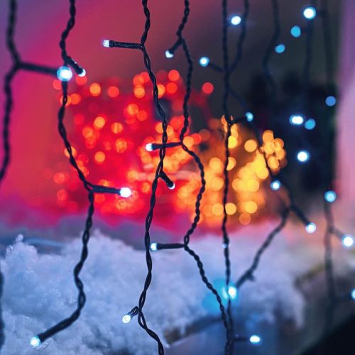 Crystalline LED cencúľová reťaz 300 x 40 cm, 100 studených bielych LED diód, čierny kábel, vhodná na vonkajšie aj vnútorné použitie