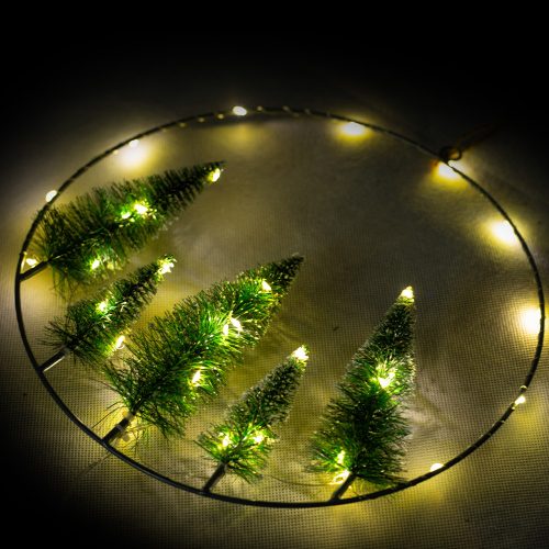 Dekortrend kovový okenný dekor s jedličkami, 30 cm, 30 LED, teplá biela, na batérie