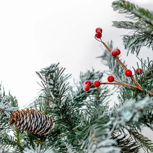 Winter Garland - műfenyő girland magyal és hópermet dekorral 270 cm